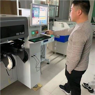 Numerické ovládání snímá a umisťuje elektroniku